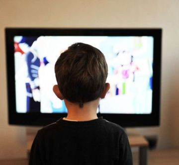 Kind vorm Fernseher. Fernsehschauen. © mojzagrebinfo / Pixabay